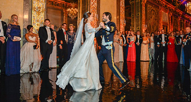 Prinsen och prinsessan dansar bröllopsvals.