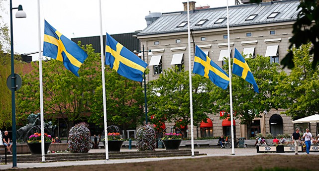 Flaggor på halv stång i Skövde