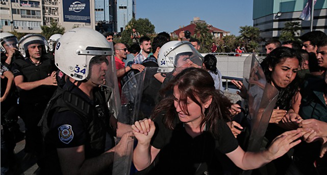 Poliser i bråk med demonstranter i Turkiet.