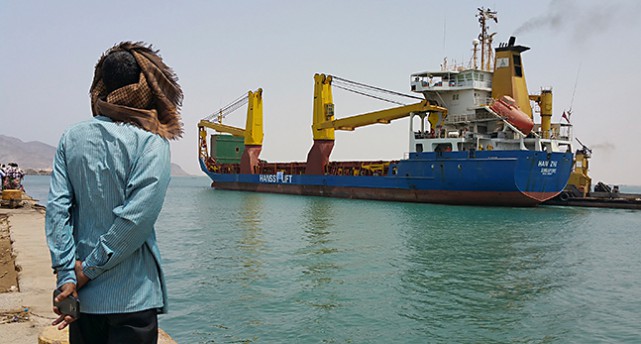Ett fartyg i Adens hamn