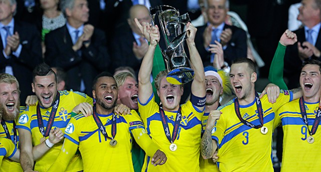 Svenskarna jublar över segern i fotbolls-EM.