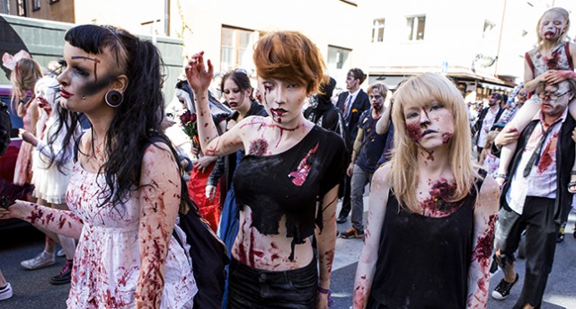 Flickor utklädda till zombier