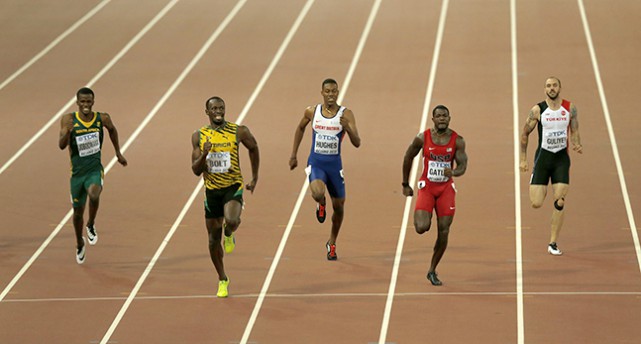 Usain Bolt springer i mål