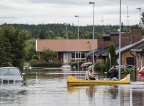 En kanot på en översvämmad gata i Hallsberg