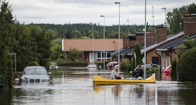 En kanot på en översvämmad gata i Hallsberg