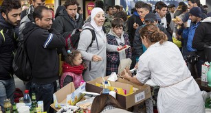 Flyktingar får mat och dricka på Malmö Central.