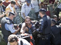 Flyktingar försöjer ta sig genom gränsen till Kroatien