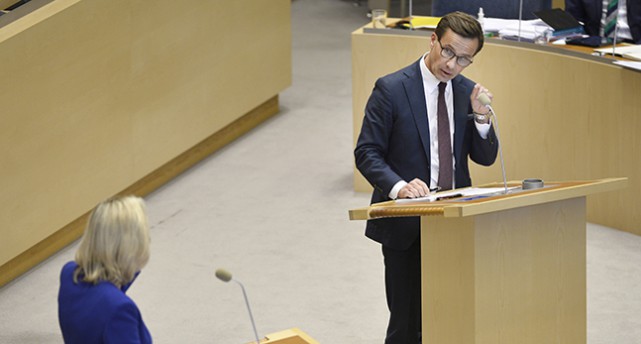 Ulf Kristersson i riksdagens talarstol.