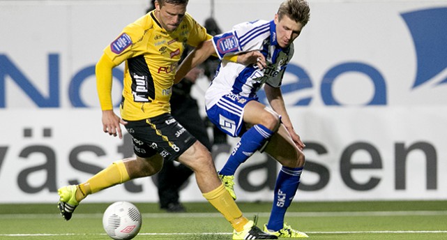 Anders Svensson i kamp om bollen med Riku Riski.