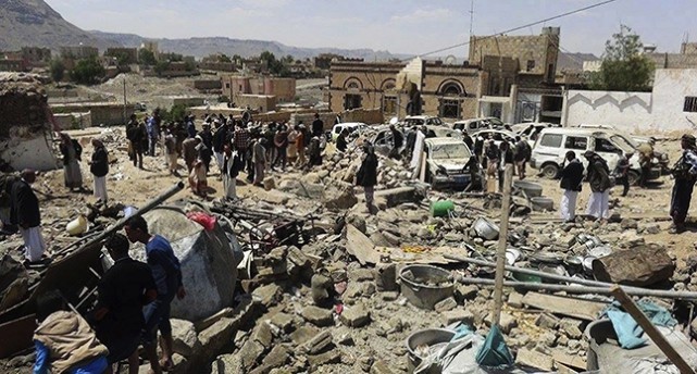 En plats som blivit förstörd av en bomb i Jemen.