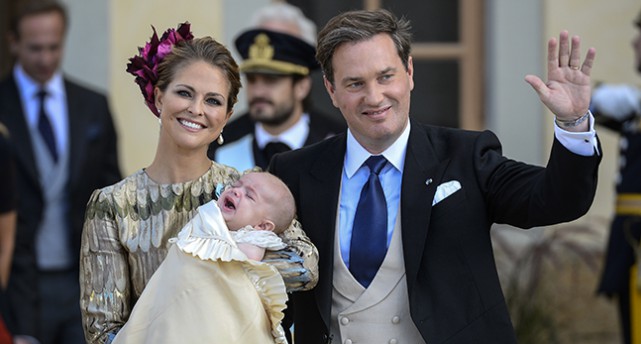 Prinsessan Madeleine med prins Nicolas och Christopher O'Neill efter prins Nicolas dop