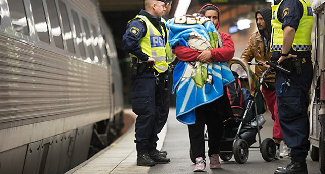 Flyktingar kommer till stationen i Stockholm