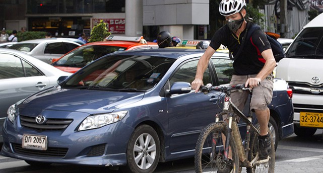 En cyklist trängs med en bil