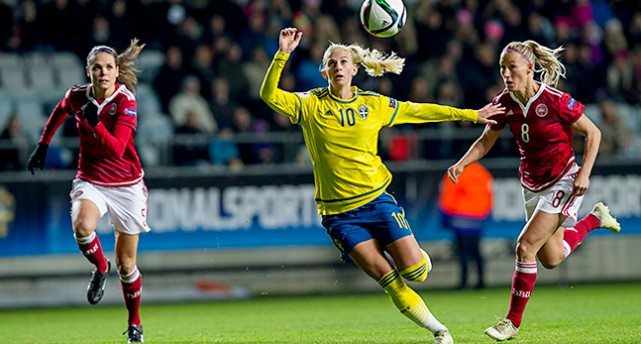Sofia Jakobsson jagas av två danska spelare.