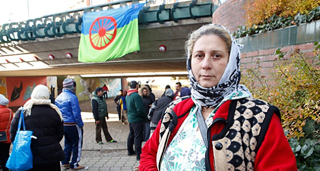 Bild på Sonja Dimitrus framför Malmö stadshus.