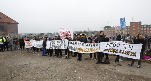 Demonstration utanför ett läger i Malmö.