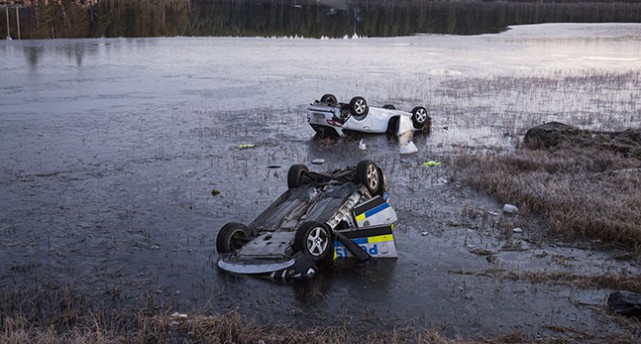 Två bilar körde ner i en sjö.