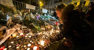 Ljus och blommor syns.