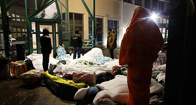 Flyktingar sover utomhus.