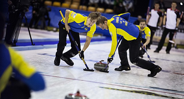 Christoffer Sundgren och Kristian Lindström i det svenska curlinglaget.