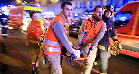 Räddningsarbetare i Paris.
