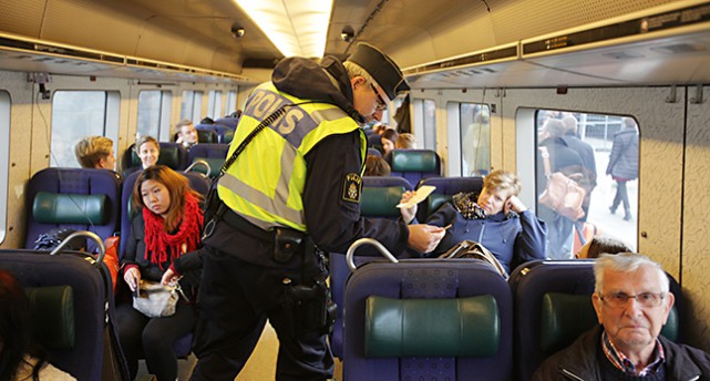 En polis på ett tåg på väg till Malmö.