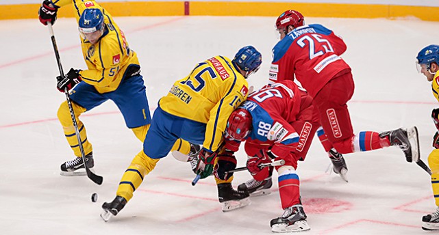 Sveriges hockeyspelare mot Rysslands hockeyspelare.