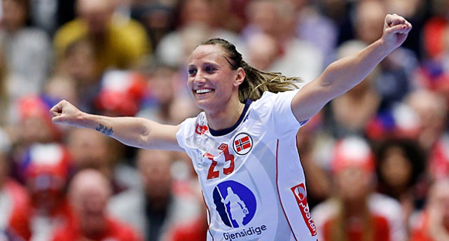 Camilla Herrem jublar efter ett mål