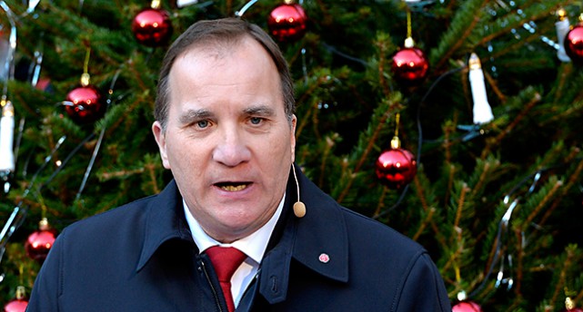 Stefan Löfven framför en julgran