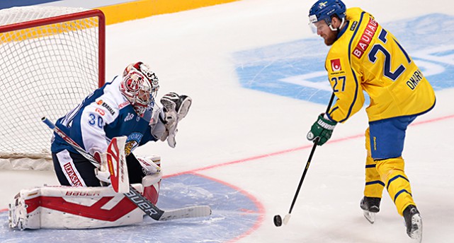 Linus Omark med pucken precis framför målvakten.