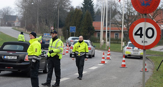 Danska poliser stoppar bilar