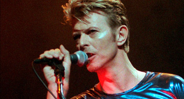 Närbild på Bowie som sjunger
