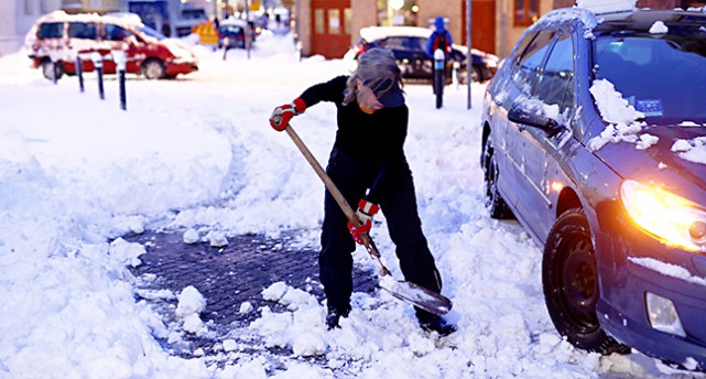 Folk skottar snö