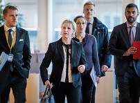 Margot Wallström kommer till riksdagen med sina medhjälpare