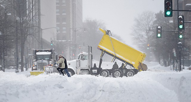 En lastbil fylls med snö i Washington