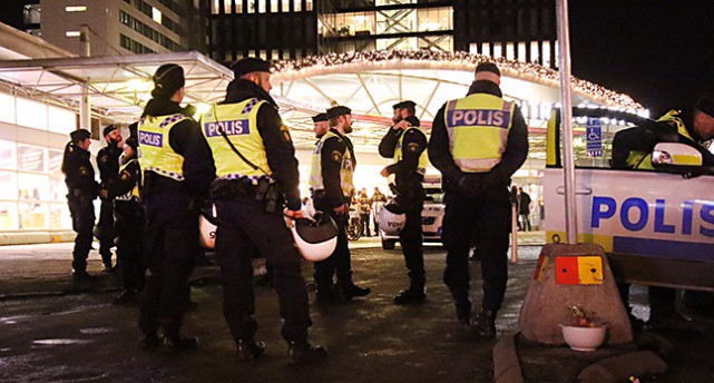 Poliser vid Stockholms central.