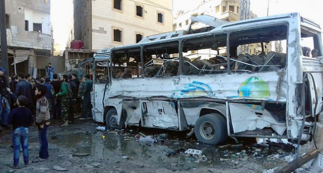 En buss som blivit förstörd av bomber i Damaskus.