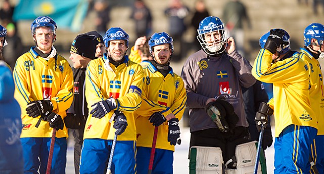 Svenska spelare står på rad och ser besvikna ut