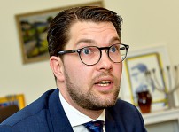 Porträtt på Jimmie Åkesson som ser lite arg ut
