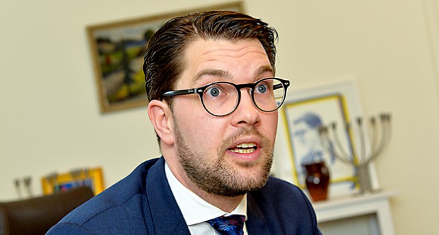 Porträtt på Jimmie Åkesson som ser lite arg ut