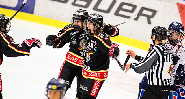 Luleås Michelle Karvinen och Henriette Sletbak kramas.