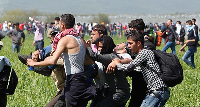 Människor blev attackerade med tårgas vid gränsen till Makedonien.
