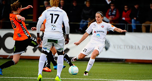Lieke Martens från Rosengård dribblar med bollen.