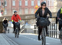 Personer som cyklar på en cykelbana