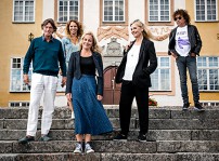 Johannes Brost, Sofia Ledarp, Lia Boysen, Gunnel Fred och Magnus Uggla står på en stentrappa framför Ericsbergs slott.