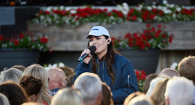 Miriam Bryant sjunger bland publiken på Skansen