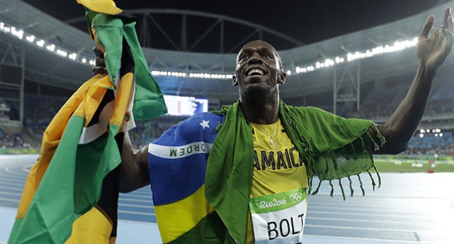Bolt med en fragga från Jamaica över axlarna