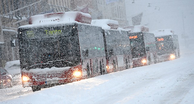 En buss i snön