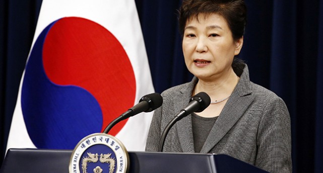 Park Geun-hye i en talarstol.