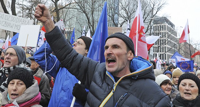 Demonstranter i den polska staden Warsawa.
